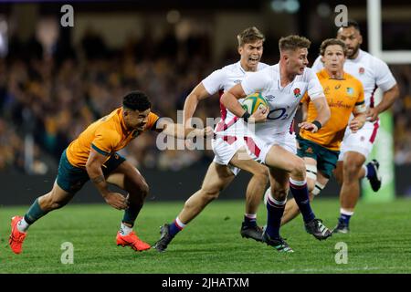 SYDNEY, AUSTRALIEN - 16. JULI: Hunter Paisami von den Wallabies schafft es, das Hemd von Freddie Steward of England während des dritten Spiels der Internationalen Test-Match-Serie zwischen den australischen Wallabies und England beim SCG am 16. Juli 2022 in Sydney, Australien zu packen Quelle: IOIO IMAGES/Alamy Live News Stockfoto