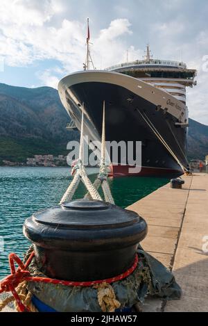 Das Schiff Queen Victoria liegt am Kai von Kotor in der Bucht von Kotor, Montenegro Stockfoto