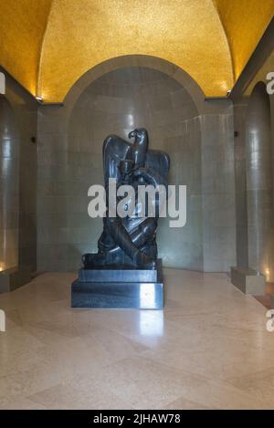 Schwarze Granitskulptur des Fürstbischofs (vladika) von Montenegro, des Dichters und Philosophen Petar II. Petrović-Njegoš in seinem Mausoleum von Njegoš, Montenegro Stockfoto