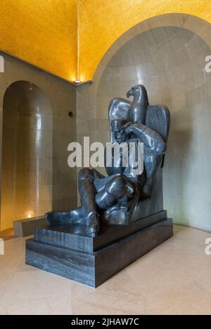 Schwarze Granitskulptur des Fürstbischofs (vladika) von Montenegro, des Dichters und Philosophen Petar II. Petrović-Njegoš in seinem Mausoleum von Njegoš, Montenegro Stockfoto