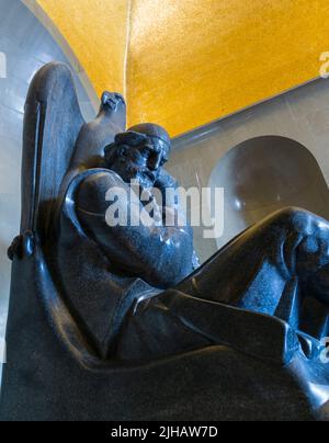 Schwarze Granitskulptur des Fürstbischofs (vladika) von Montenegro, des Dichters und Philosophen Petar II. Petrović-Njegoš in seinem Mausoleum von Njegoš, Montenegro Stockfoto