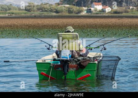 Fischer in seinem Boot auf dem Skadar See in Montenegro Stockfoto