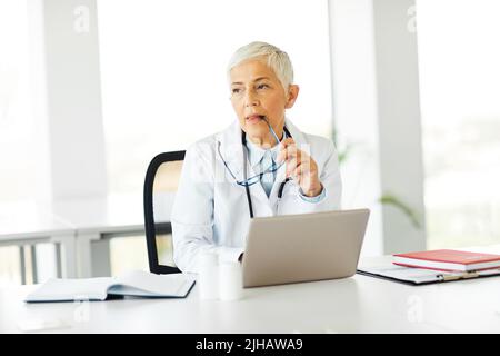 Senior Frau Arzt Krankenhaus medizinische Medizin Gesundheit Klinik Büro ernste besorgt Gesundheitswesen Porträt Stockfoto