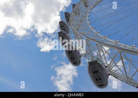 London, Großbritannien - 4. Juli 2021: Das London Eye, das Millennium Wheel, ein freischwungliches Beobachtungsrad am Südufer der Themse in London Stockfoto