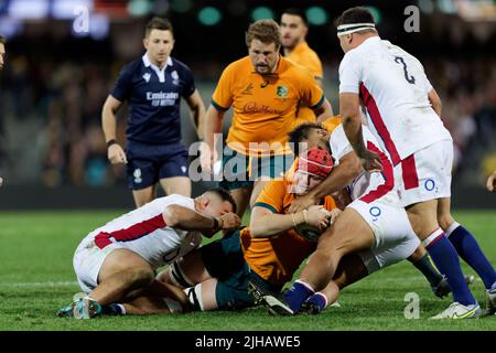 SYDNEY, AUSTRALIEN - 16. JULI: Harry Wilson von den Wallabies wurde während des dritten Spiels der Internationalen Test Match-Serie zwischen den australischen Wallabies und England am 16. Juli 2022 in Sydney, Australien, angegangen.Quelle: IOIO IMAGES/Alamy Live News Stockfoto