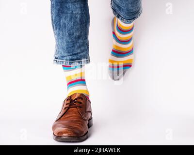 Herrenbeine, trendige Schuhe und helle Socken Stockfoto