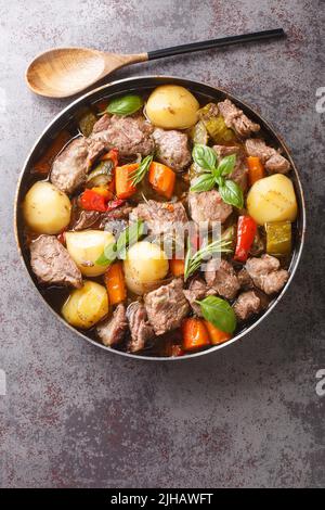 Peka Kroatisches Fleisch- und Gemüseeintopf aus nächster Nähe auf dem Tisch. Vertikale Draufsicht von oben Stockfoto