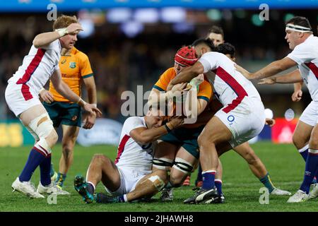 SYDNEY, AUSTRALIEN - 16. JULI: Harry Wilson von den Wallabies wurde während des dritten Spiels der Internationalen Test Match-Serie zwischen den australischen Wallabies und England am 16. Juli 2022 in Sydney, Australien, angegangen.Quelle: IOIO IMAGES/Alamy Live News Stockfoto