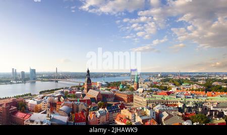 Panoramablick auf die Stadt vom Turm Kirche St. Peter. Riga, Lettland Stockfoto