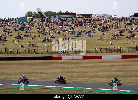 Am dritten Tag der MOTUL FIM Superbike World Championship 2022 im Donington Park, Leicestershire, fahren die Fahrer am Super Pole vorbei. Bilddatum: Sonntag, 17. Juli 2022. Stockfoto