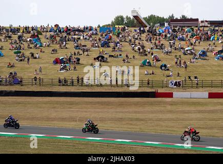 Am dritten Tag der MOTUL FIM Superbike World Championship 2022 im Donington Park, Leicestershire, fahren die Fahrer am Super Pole vorbei. Bilddatum: Sonntag, 17. Juli 2022. Stockfoto