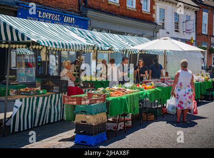 Grantham, Lincolnshire, Großbritannien – Einkäufer auf dem traditionellen Straßenmarkt in der Stadt, der Obst und Gemüse sowie Obst verkauft Stockfoto