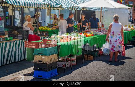 Grantham, Lincolnshire, Großbritannien – Einkäufer auf dem traditionellen Straßenmarkt in der Stadt, der Obst und Gemüse sowie Obst verkauft Stockfoto