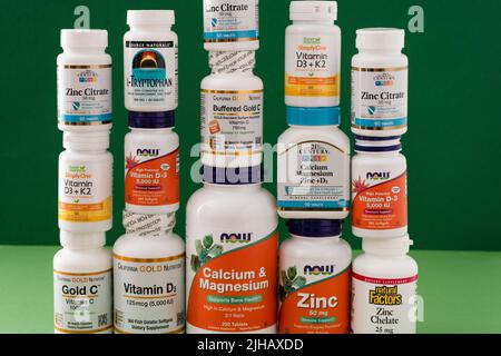 Vitamine, Mineralstoffe und Mikronährstoffe aus iHerb. Viele verschiedene Gläser. Biologisch aktive Lebensmittelzusatzstoffe. Nahrungsergänzungsmittel Set online kaufen. Medikamente für die Gesundheit. Kiew, Ukraine - 13. Juli 2022 Stockfoto