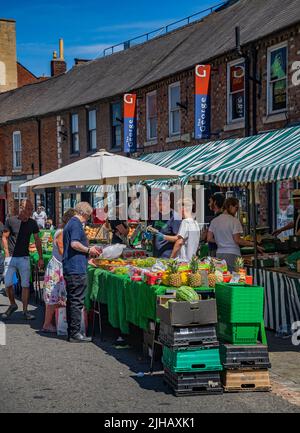 Grantham, Lincolnshire, Großbritannien – Einkäufer auf dem traditionellen Straßenmarkt in der Stadt, der Obst und Gemüse sowie Obst verkauft Stockfoto