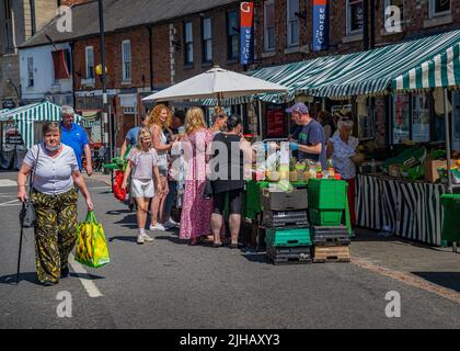 Grantham, Lincolnshire, Großbritannien – Einkäufer auf dem traditionellen Straßenmarkt in der Stadt, der Obst und Gemüse sowie Obst verkauft Stockfoto