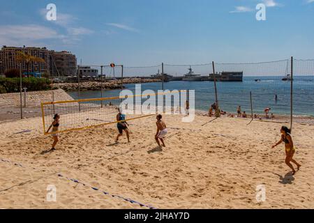 Volleyball an einem Strand in Cap' d'Ail an der französischen Riviera bei herrlichem Sonnenschein. Stockfoto