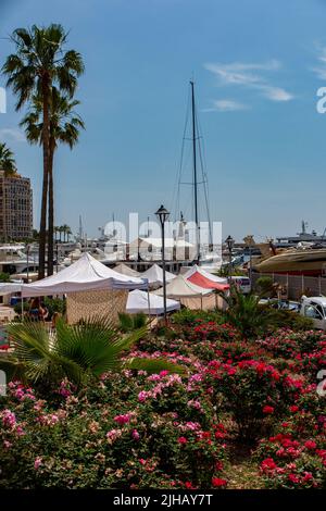 Boote im Arbeitshafen von Cap d'Ail in Südfrankreich an der Cote d'Azur Stockfoto