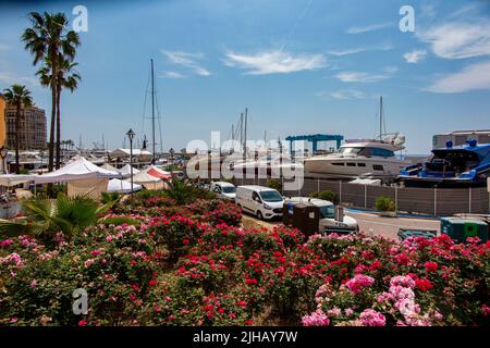 Boote im Arbeitshafen von Cap d'Ail in Südfrankreich an der Cote d'Azur Stockfoto