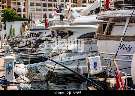 Boote im Arbeitshafen von Cap d'Ail in Südfrankreich an der Cote d'Azur Stockfoto