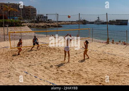 Volleyball an einem Strand in Cap' d'Ail an der französischen Riviera bei herrlichem Sonnenschein. Stockfoto