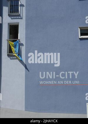 Ukrainische Flagge auf dem Balkon der Jugendherberge der Universität Passau, Deutschland Stockfoto