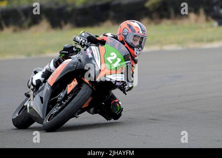 East Fortune, Großbritannien. , . (21) Troy Jeffrey, auf einer Kawasaki 300, von Kelso in den schottischen Grenzen, Der am Samstag, dem 16.. Juli, seinen 14.. Geburtstag feierte, konkurriert und gewinnt seine Klasse beim Junior Twin-Rennen bei den East Fortune Road Races, den Scottish Championships, die am Sonntag, dem 17. Juli 2022, auf dem alten Flugplatz in East Fortune bei Edinburgh ausgetragen werden. Schnellste Runde, 1:07,812. ( Kredit: Rob Gray/Alamy Live News Stockfoto