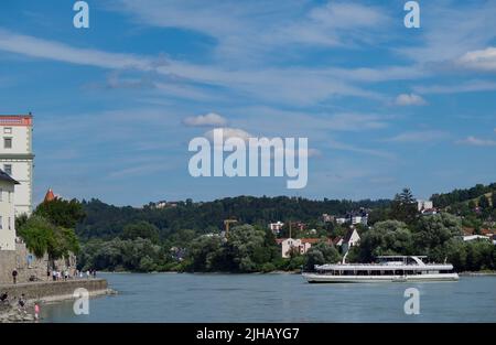 Das Ausflugsboot dreht sich auf dem Inn gegenüber dem Stadtteil Innstadt, Passau, Deutschland Stockfoto