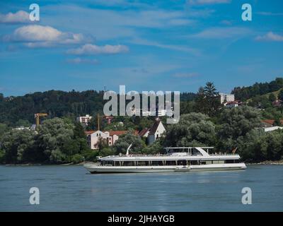 Das Ausflugsboot dreht sich auf dem Inn gegenüber dem Stadtteil Innstadt, Passau, Deutschland Stockfoto