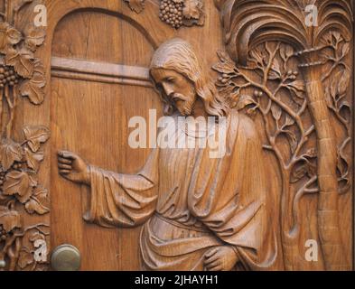 Fragment der Schnitzerei auf einer Holztür in der Altstadt von Passau, Deutschland Stockfoto