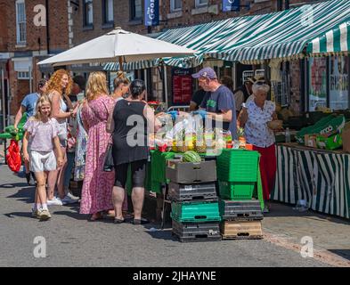 Grantham, Lincolnshire, Großbritannien – Einkäufer auf dem traditionellen Straßenmarkt in der Stadt, der Obst und Gemüse sowie Obst verkauft Stockfoto