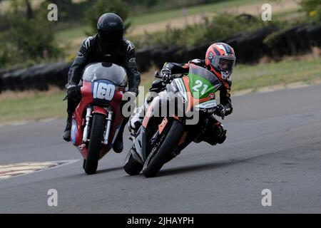 East Fortune, Großbritannien. , . (21) Troy Jeffrey, auf einer Kawasaki 300, von Kelso in den schottischen Grenzen, Der am Samstag, dem 16.. Juli, seinen 14.. Geburtstag feierte, konkurriert und gewinnt seine Klasse beim Junior Twin-Rennen bei den East Fortune Road Races, den Scottish Championships, die am Sonntag, dem 17. Juli 2022, auf dem alten Flugplatz in East Fortune bei Edinburgh ausgetragen werden. Schnellste Runde, 1:07,812. ( Kredit: Rob Gray/Alamy Live News Stockfoto