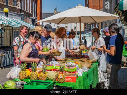 Grantham, Lincolnshire, Großbritannien – Einkäufer auf dem traditionellen Straßenmarkt in der Stadt, der Obst und Gemüse sowie Obst verkauft Stockfoto