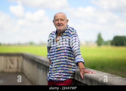 Dresden, Deutschland. 12.. Juli 2022. Hans-Jürgen 'Hansi' Kreische, ehemaliger SG Dynamo Dresden Spieler und DDR Nationalspieler, steht auf den Elbwiesen. Kreische feiert am 19. Juli 2022 seinen 75.. Geburtstag. (An dpa-Korr 'Regisseur wie Ballack: Dynamo-Ikone Kreische feiert 75. Geburtstag') Quelle: Robert Michael/dpa/Alamy Live News Stockfoto