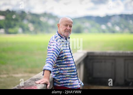 Dresden, Deutschland. 12.. Juli 2022. Hans-Jürgen 'Hansi' Kreische, ehemaliger SG Dynamo Dresden Spieler und DDR Nationalspieler, steht auf den Elbwiesen. Kreische feiert am 19. Juli 2022 seinen 75.. Geburtstag. Kredit: Robert Michael/dpa/Alamy Live Nachrichten Stockfoto