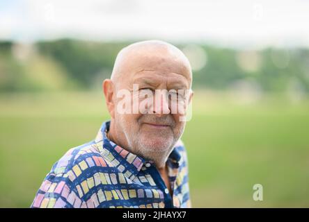 Dresden, Deutschland. 12.. Juli 2022. Hans-Jürgen 'Hansi' Kreische, ehemaliger SG Dynamo Dresden Spieler und DDR Nationalspieler, steht auf den Elbwiesen. Kreische feiert am 19. Juli 2022 seinen 75.. Geburtstag. Kredit: Robert Michael/dpa/Alamy Live Nachrichten Stockfoto