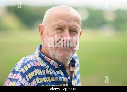 Dresden, Deutschland. 12.. Juli 2022. Hans-Jürgen 'Hansi' Kreische, ehemaliger SG Dynamo Dresden Spieler und DDR Nationalspieler, steht auf den Elbwiesen. Kreische feiert am 19. Juli 2022 seinen 75.. Geburtstag. (An dpa-Korr 'Regisseur wie Ballack: Dynamo-Ikone Kreische feiert 75. Geburtstag') Quelle: Robert Michael/dpa/Alamy Live News Stockfoto