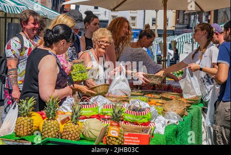 Grantham, Lincolnshire, Großbritannien – Einkäufer auf dem traditionellen Straßenmarkt in der Stadt, der Obst und Gemüse sowie Obst verkauft Stockfoto