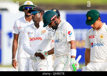 Galle, Sri Lanka. 17.. Juli 2022. Angelo Mathews (R) von Sri Lanka gratuliert dem pakistanischen Babar Azam (C) zu seinen 119 Läufen, als er nach seiner Entlassung am 2.. Tag des Test-Cricket-Spiels 1. zwischen Sri Lanka und Pakistan im Galle International Cricket Stadium in Galle am 17.. Juli 2022 den Boden verlässt. Viraj Kothalwala/Alamy Live News Stockfoto