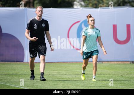 London, Großbritannien. 17.. Juli 2022. Fußball: Nationalmannschaft, Frauen, Europameisterschaft 2022, Training: Jan-Ingwer Callsen-Bracker, neuroathletische Trainingscoach für die DFB-Frauennationalmannschaft, und Lina Magull beim Training. Quelle: Sebastian Gollnow/dpa - WICHTIGER HINWEIS: Gemäß den Anforderungen der DFL Deutsche Fußball Liga und des DFB Deutscher Fußball-Bund ist es untersagt, im Stadion und/oder vom Spiel aufgenommene Fotos in Form von Sequenzbildern und/oder videoähnlichen Fotoserien zu verwenden oder zu verwenden./dpa/Alamy Live News Stockfoto