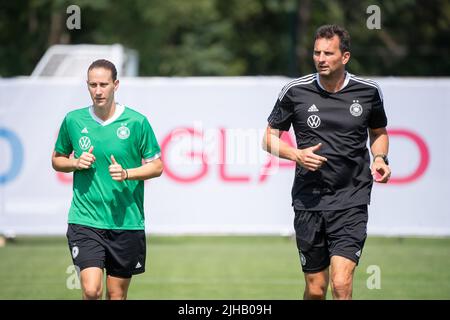 London, Großbritannien. 17.. Juli 2022. Fußball: Nationalmannschaft, Frauen, Europameisterschaft 2022, Training: Ann-Katrin Berger (l) und Michael Fuchs, Torwarttrainer der DFB-Frauennationalmannschaft, trainieren. Quelle: Sebastian Gollnow/dpa/Alamy Live News Stockfoto