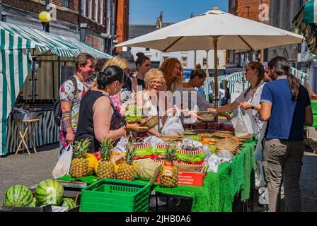 Grantham, Lincolnshire, Großbritannien – Einkäufer auf dem traditionellen Straßenmarkt in der Stadt, der Obst und Gemüse sowie Obst verkauft Stockfoto