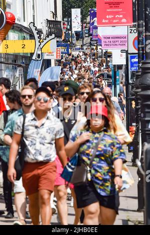Brighton UK 17. July 2022 - Menschenmassen fahren nach der Ankunft mit dem Zug an einem heißen, sonnigen Tag zum Strand von Brighton, da für die nächsten zwei Tage im ganzen Land eine extrem rote Wetterwarnung ausgegeben wurde : Credit Simon Dack / Alamy Live News Stockfoto