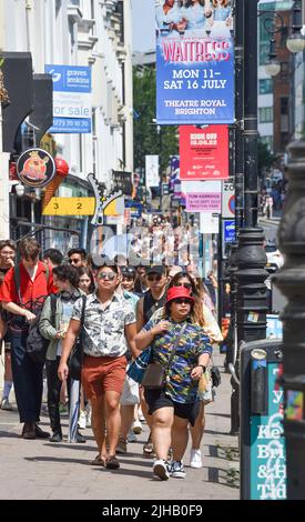 Brighton UK 17. July 2022 - Menschenmassen fahren nach der Ankunft mit dem Zug an einem heißen, sonnigen Tag zum Strand von Brighton, da für die nächsten zwei Tage im ganzen Land eine extrem rote Wetterwarnung ausgegeben wurde : Credit Simon Dack / Alamy Live News Stockfoto