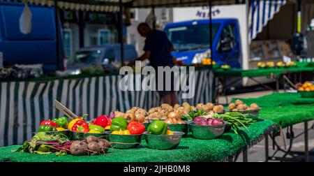 Grantham, Lincolnshire, Großbritannien – Einkäufer auf dem traditionellen Straßenmarkt in der Stadt, der Obst und Gemüse sowie Obst verkauft Stockfoto