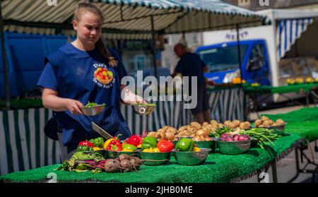 Grantham, Lincolnshire, Großbritannien – Einkäufer auf dem traditionellen Straßenmarkt in der Stadt, der Obst und Gemüse sowie Obst verkauft Stockfoto