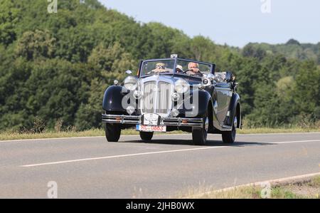 Zschocken, Deutschland. 17.. Juli 2022. Ein Horch 853 Cabriolet, Baujahr 1937, fährt während der Oldtimer-Fahrt „August Horch Klassik“ 10. auf einer Straße. Es werden 135 Oldtimer und 30 Oldtimer erwartet. Kredit: Bodo Schackow/dpa/Alamy Live Nachrichten Stockfoto