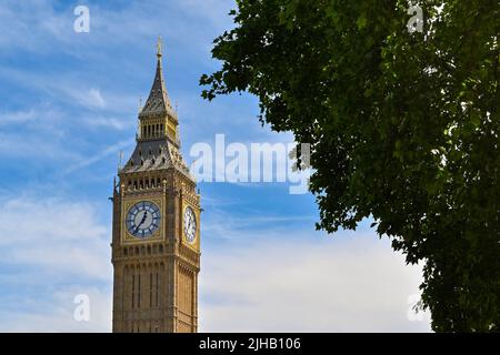 London, England - 2022. Juni: Big Ben Turm auf dem Houses of Parliament nach Reparatur und Reinigung Stockfoto