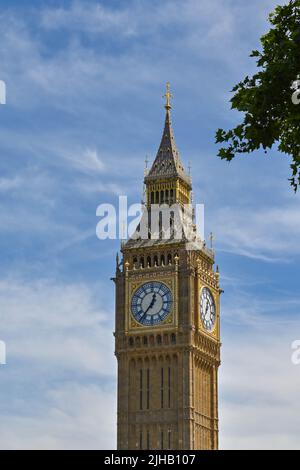 London, England - 2022. Juni: Big Ben Turm auf dem Houses of Parliament nach Reparatur und Reinigung Stockfoto