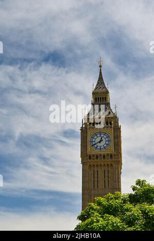 London, England - 2022. Juni: Big Ben Turm auf dem Houses of Parliament nach Reparatur und Reinigung Stockfoto